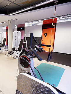 Mehrere Trainingsgeräte stehen in einem Raum.